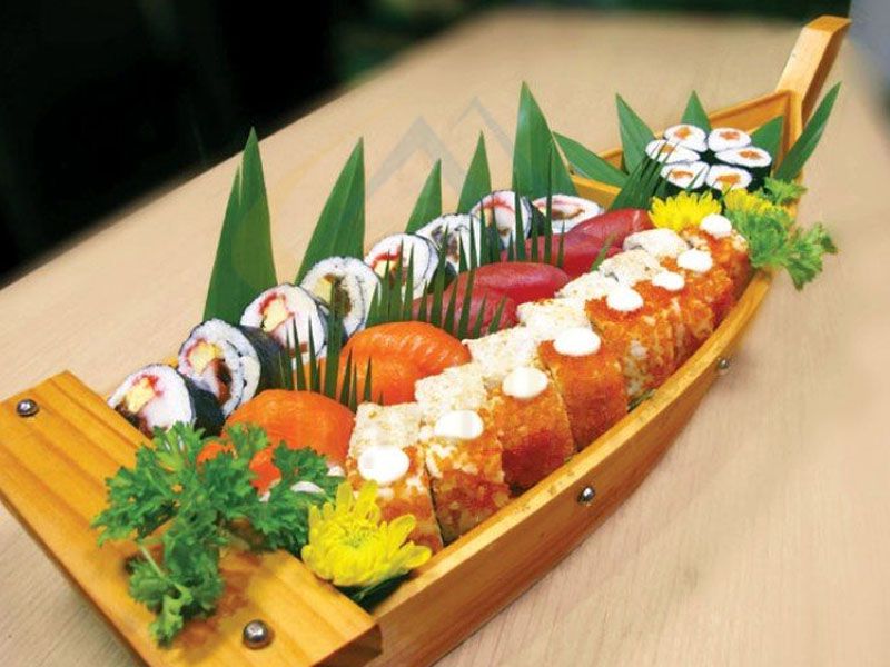 Vị trí sắp xếp thuyền gỗ tại nhà hàng sushi như thế nào?