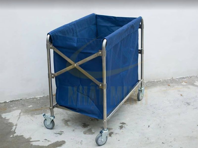 Xe đẩy thu gom đồ giặt là bệnh viện thường được làm từ inox đảm bảo vệ sinh